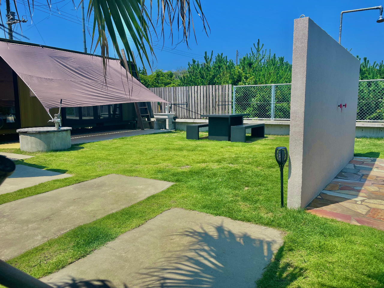 外シャワーはお湯もでるので快適に使えます!夏の間はタープを張っていますが、必要に応じて取り外しも可能です。※現在取り外してあります。