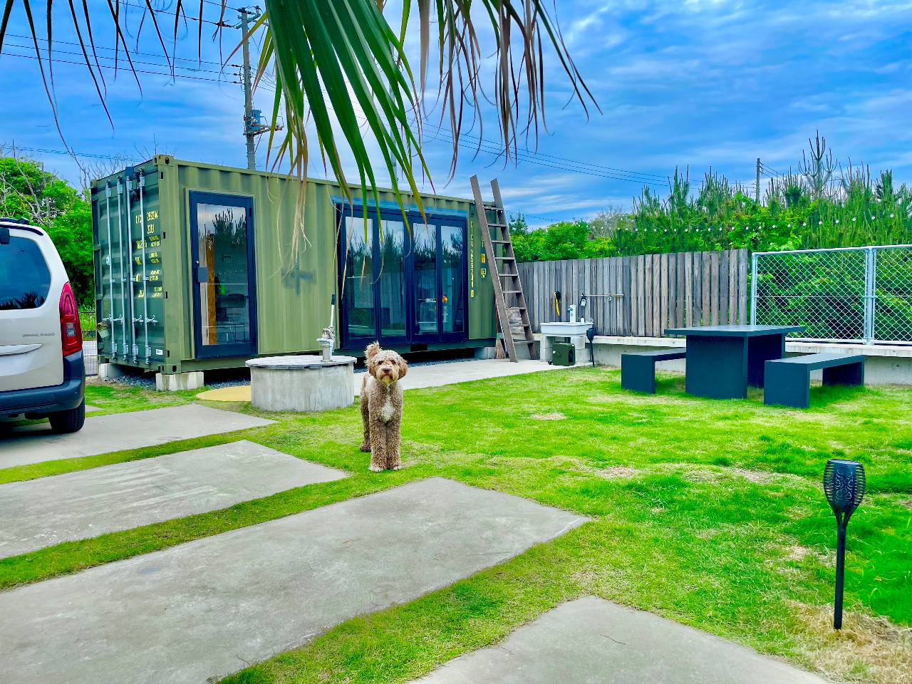 40坪とこじんまりとしていますが、周りに隣接している家はなく防風林に囲まれており、多少騒いでも気にせず過ごせます。