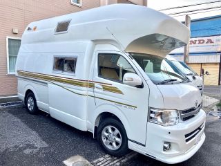 やはりキャンピングカーと言えばバンクベッドのあるこのスタイル!実際に見るとかなり大きいと感じますが、見切りが良く運転しやすい車両です。