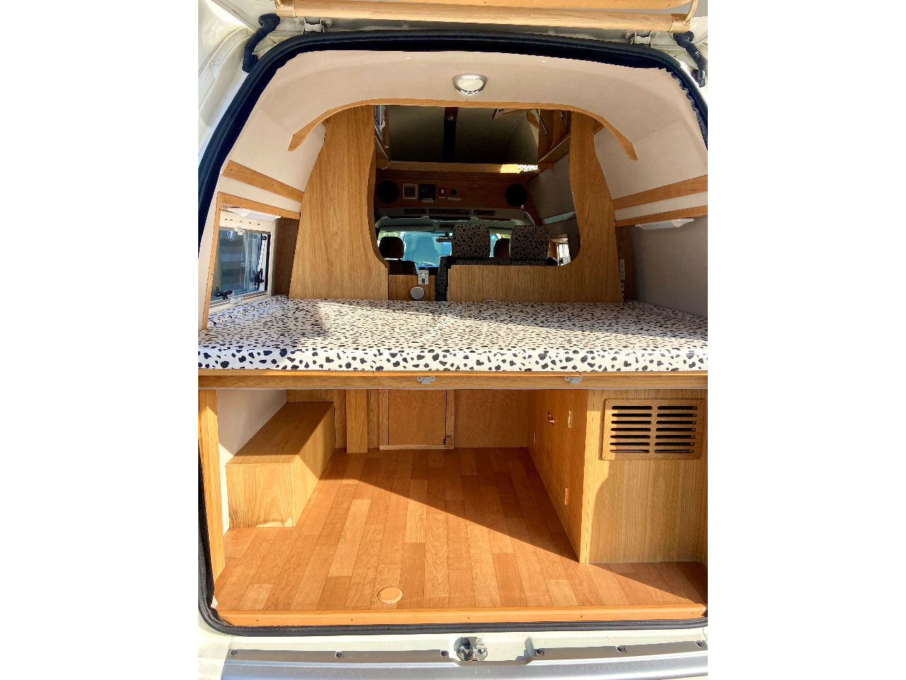 後部ベッドは小さなお子様と二人で寝れちゃいます!下部にはかなり容量のある荷物スペースがあるのでファミリーにはとても使いやすいです。