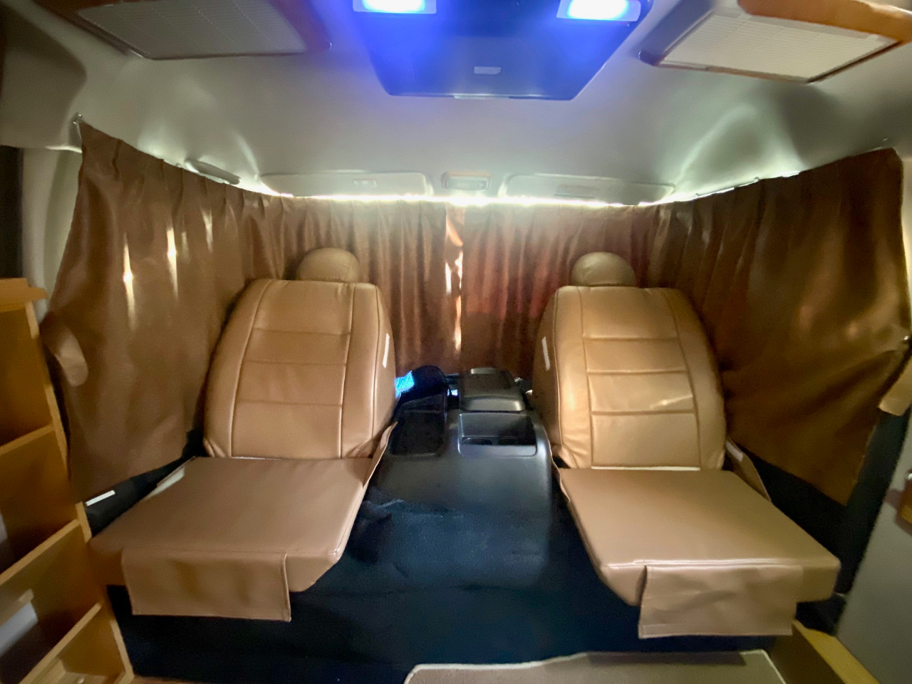 運転席と助手席を倒すことによってこのようなシートレイアウトにすることもできます。