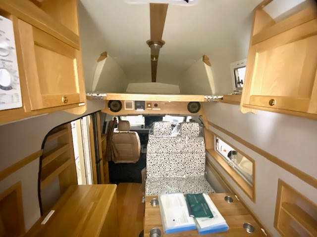 後部ベッドから撮影した内装です。収納もたくさんあり大人数やファミリーでの車中泊もこれ一台で楽しめちゃいます!