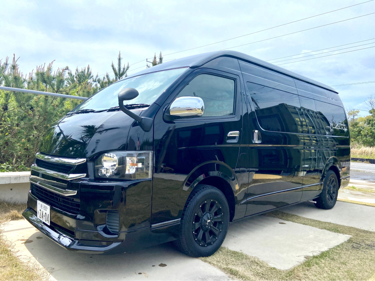 ファミリーキャンプ、愛犬との旅、サーフトリップなどマルチに使える車両です!大きな車に慣れていない方でも安心の装備。ドライブレコーダー、デジタルバックミラー付!