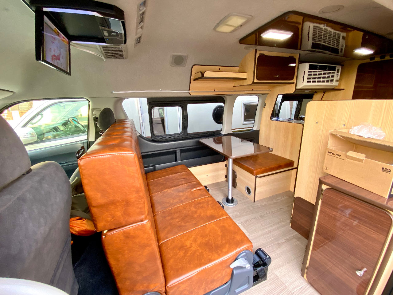 写真のような食事スタイルのほか、フルフラット、間向き座席の3つのシートアレンジが出来ます。