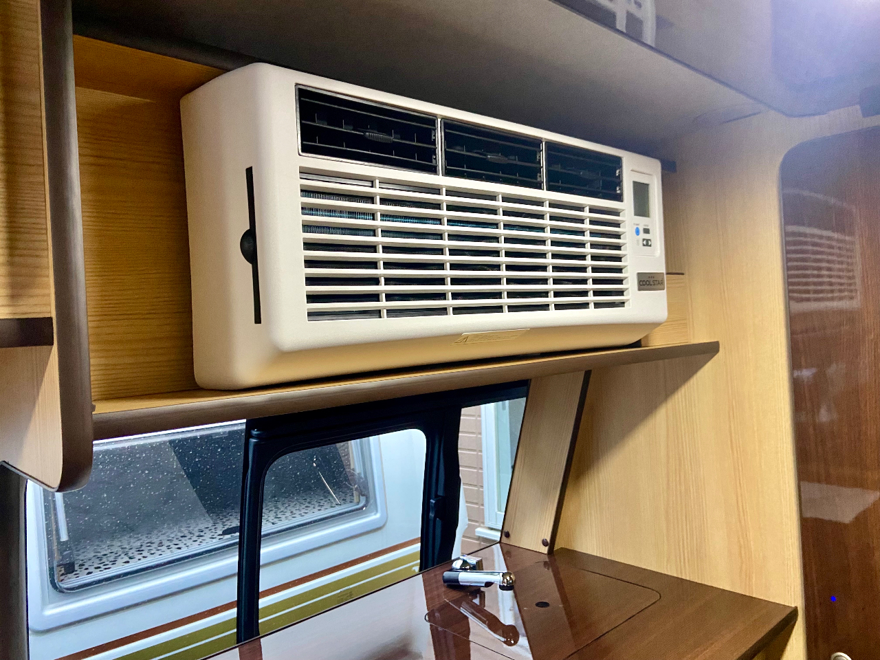 エンジンを切ってもエアコンのおかげで快適に車中泊が出来ます。