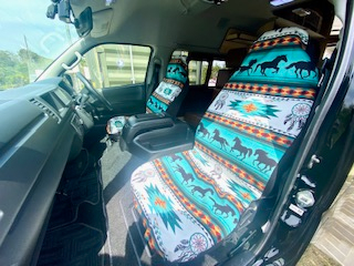 運転席&助手席には無料で毎回洗い立てで清潔なシートカバーをセットできます。ホースストライプ、ネイティブアメリカン、太陽、バンダナ、レッドチェック、ブチの6種類。