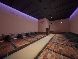 【岩盤浴】岩塩、麦飯石、トルマリン鉱石などさまざまな岩盤浴をご用意しました。 自然石がつくる美容・健康・癒やしの空間をご体感ください。