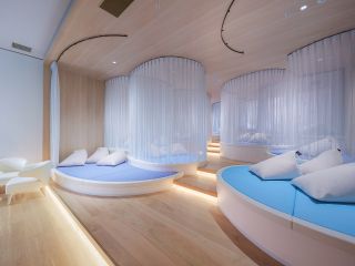 マーメイドリビング(6F・女性専用)パステルトーンの曲線が美しいソファがあり 温浴途中や温浴後にゆったりと体をやすめることができます。