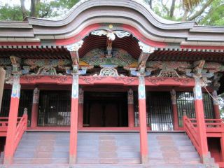 本殿は江戸時代初期の権現造りで極彩色の彫刻と装飾が美しいことから、三重県指定文化財に登録されています。