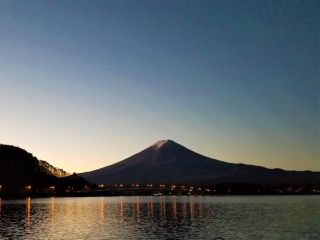 明け方の河口湖北岸から