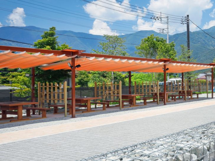 X玩]Ԃ5uO̍Lvł͎OKȃ^BBQ𕹐݁@2Kcafeł͓W]eXŕxmR𒭂߂Ȃ烏C_Sy߂܂