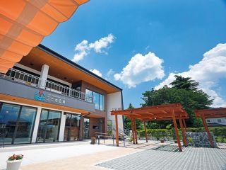 当店から自転車で5分程「三七の広場」でティータイムは如何です? ティータイムチケット付きカップルプランが人気です