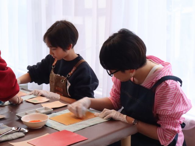 布や筆などを使って絵を描いたりグラデーションをつくったり、楽しく自由なワークショップとなっております!