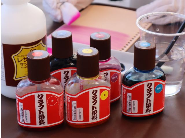染色液は10色(赤、青味赤、青、空色、黄、橙、緑、茶、紫、黒)ご用意しております♪