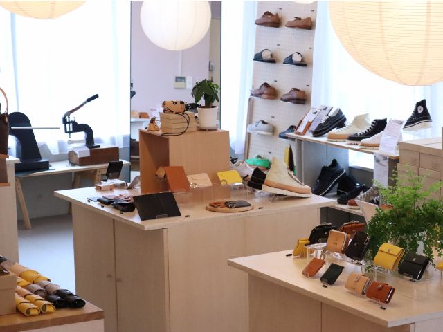店内では革製品の販売もしております◎