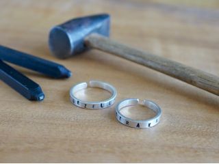 神戸の町並みを望むアトリエで ことばを刻むリング作り