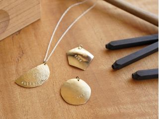 自分だけの言葉を刻んだアクセサリーは、きっとお気に入りのアイテムに!