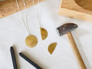 神戸の町並みを望むアトリエで ことばを刻むペンダント作り