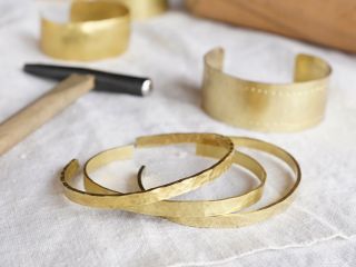 テクスチャーを愉しむ真鍮バングル作り。