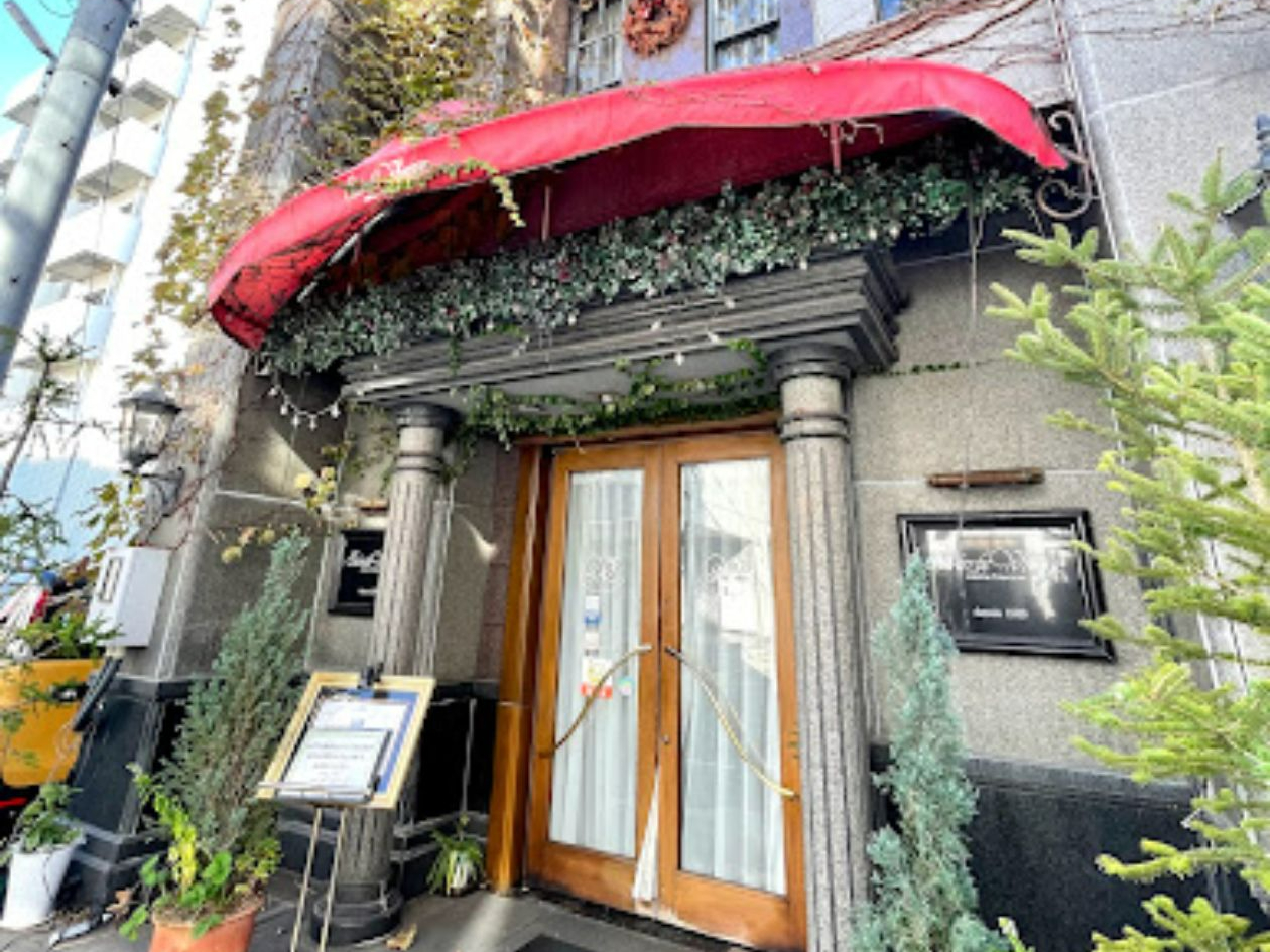 姫路駅からみゆき通りをまっすぐ歩いて、三菱UFJ銀行のところを右に曲がって一分。(姫路駅から7分)