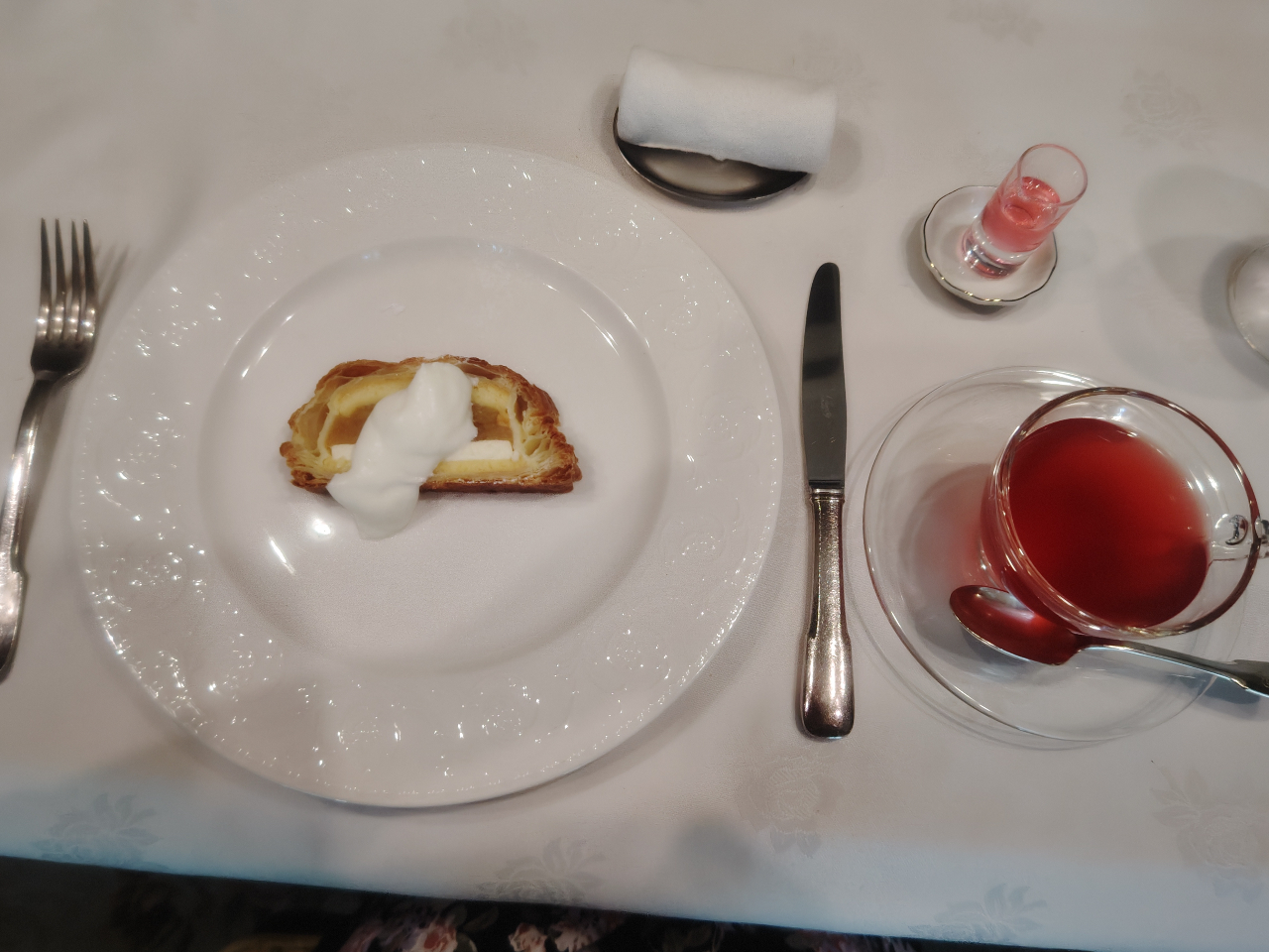 レッスンのあとは、手作りケーキと選べるお茶のセットがお楽しみです。