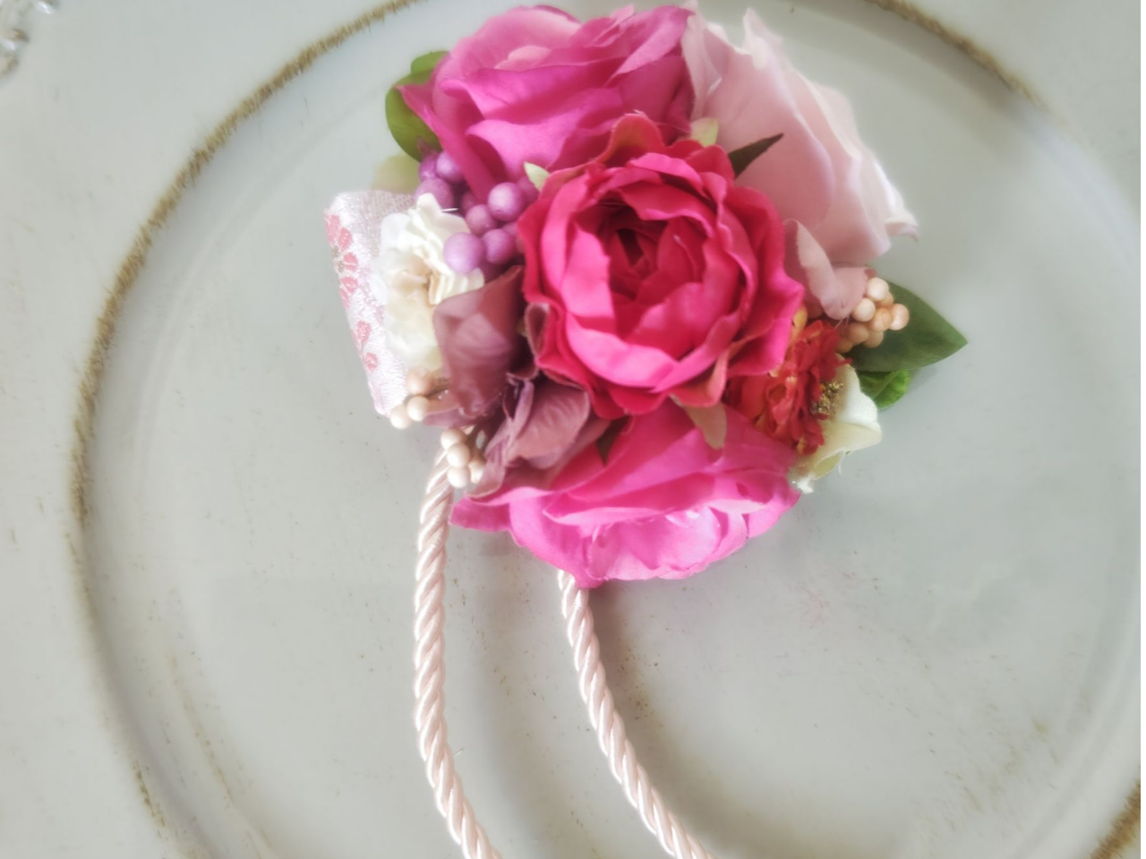 金襴生地を取り入れた日本風のコサージュです。