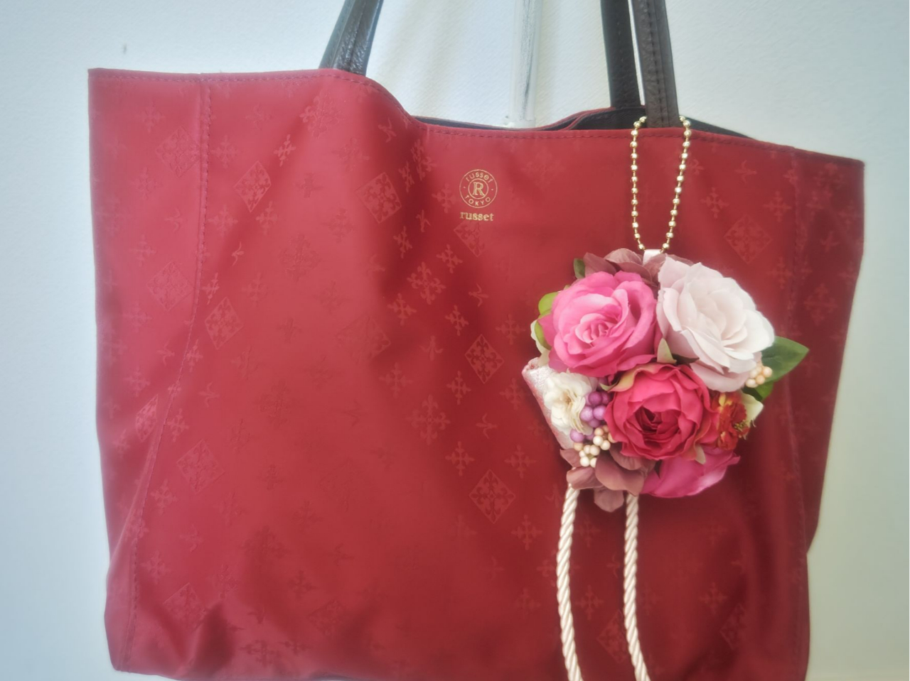 コサージュの裏面もバックに傷がつかないように布を貼ります。