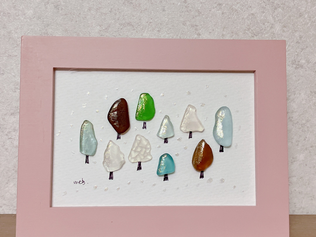 いろとりどりのシーグラス。並べるだけでもとても可愛い癒される作品になります。