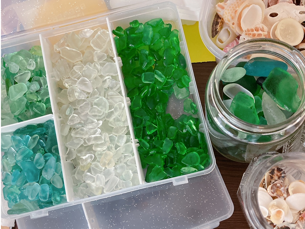 工房アオトミドリでは、壱岐の島で探し集めたシーグラスを丁寧に洗浄・除菌し、天日干ししたものを一粒ひとつぶベビーオイルを使って磨いたものを使用しています。