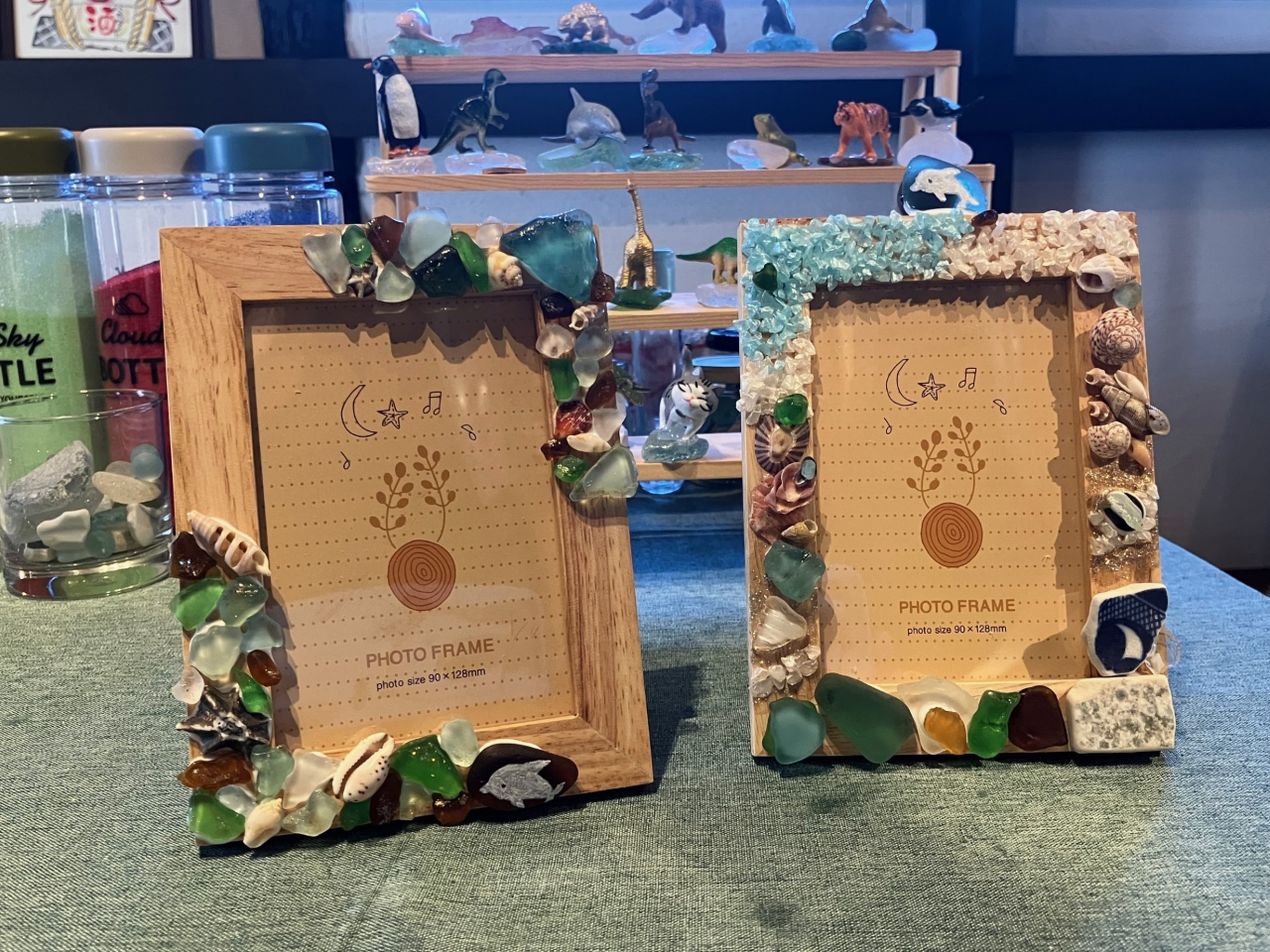 シーグラスや貝殻を自由に配置して世界に1つだけの写真立てを作ります。