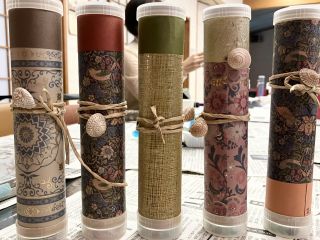 大人の方には千代紙バージョンも人気です♪貝殻のチャームを巻いて完成です。