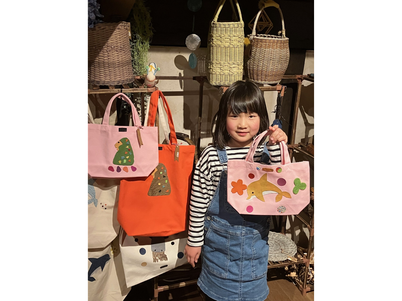 さまざまな本革のパーツを自由に貼り付けて作る世界で一つだけの楽しいバッグ。3歳から大人まで楽しく作れます♪