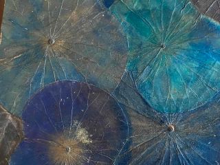 41p四方のパネルに自由に天然素材の蓮の葉を切り抜いたりして貼りつけ、絵の具を重ねて行きます。絵心がなくても大丈夫です。無心になってペイントを楽しみませんか。