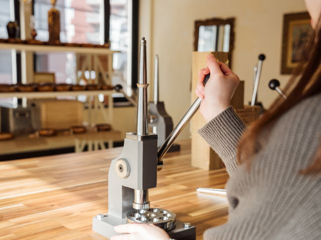 専用のマシンを使いお客様自身で指輪の形に加工をしていきます。コインの真ん中に穴を開けたり、特殊な機械を使って徐々に指輪の形になるので感動しますよ◎