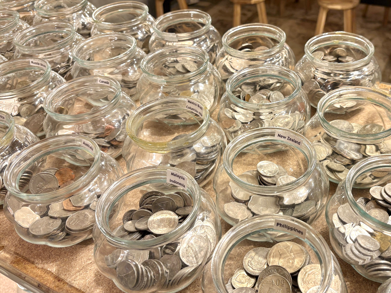 世界中のコインから、リングにするお気に入りの1枚を選べます。15?20分ほどお時間があるので、ゆっくりお探しいただけます。