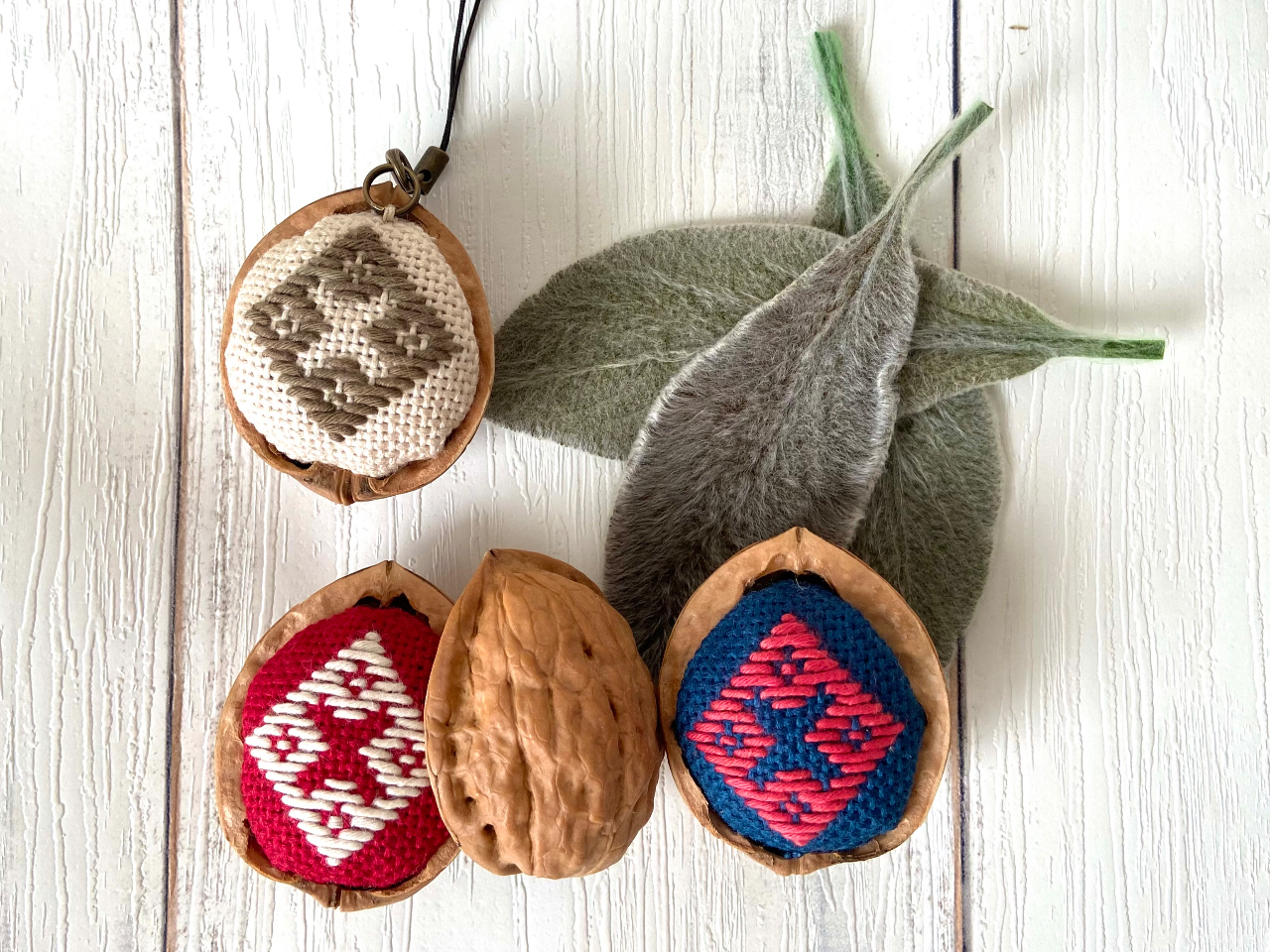 岐阜 こぎん刺し体験 小さな伝統模様を使ったクルミのチャーム作り 〈初めての方大...