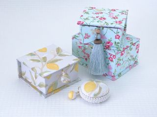 手のひらサイズ(9cm×9cm×5cm)。共布のレモン柄生地で作ったマカロンメジャー。マグネットがついているのでスチールキャビネットにもくっつき迷子にならない!