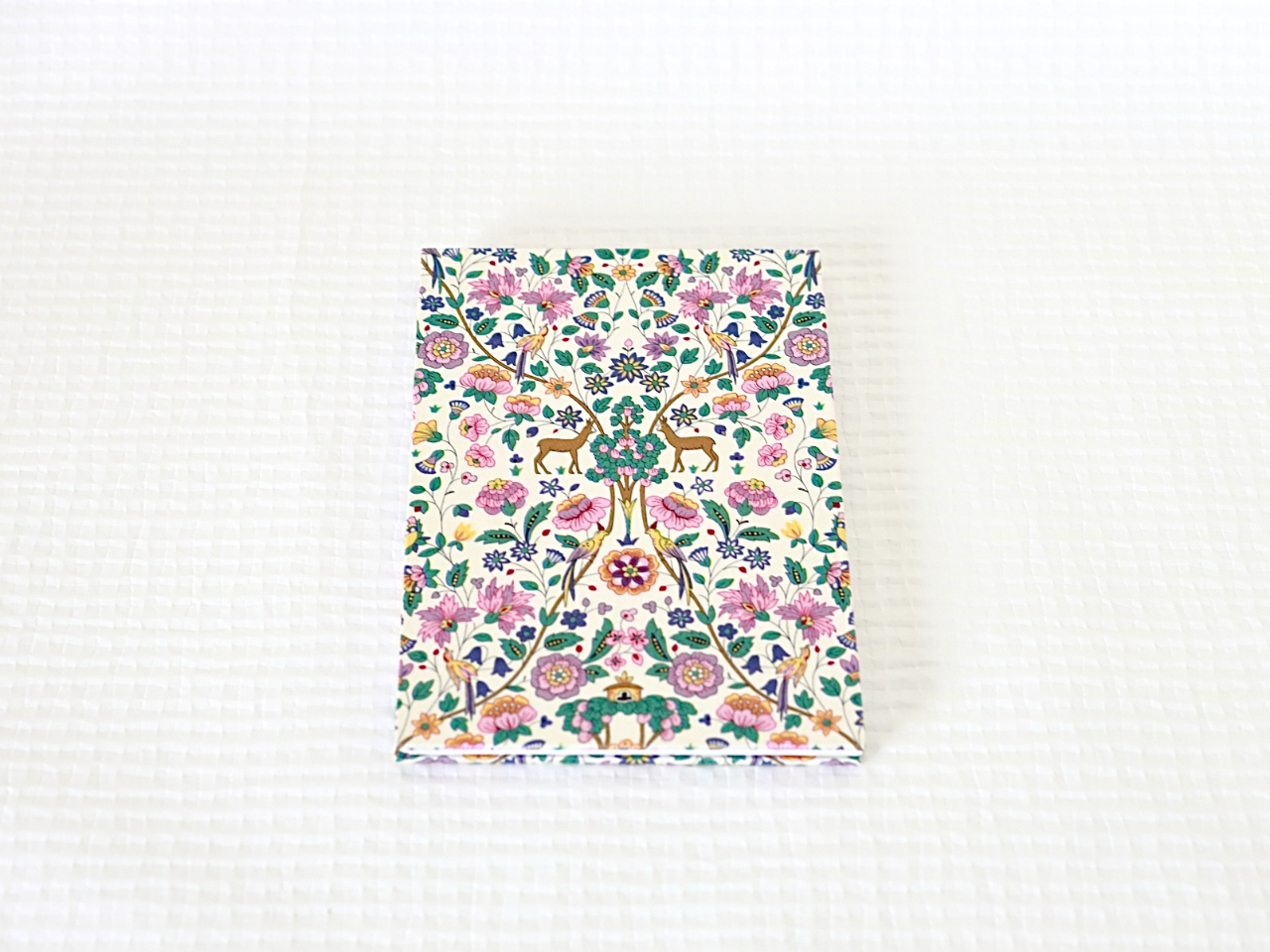 英国伝統テキスタイル「リバティ」。奈良の鹿や蓮を思わせる優雅なデザインは御朱印帳のイメージにぴったり合っていますね。