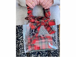 洋酒がたっぷり染み込んだ英国伝統の「おばあちゃんのドライフルーツケーキ」を収納する専用のケーキボックとお揃いの特製バッグ。大切な贈り物にも最適です。