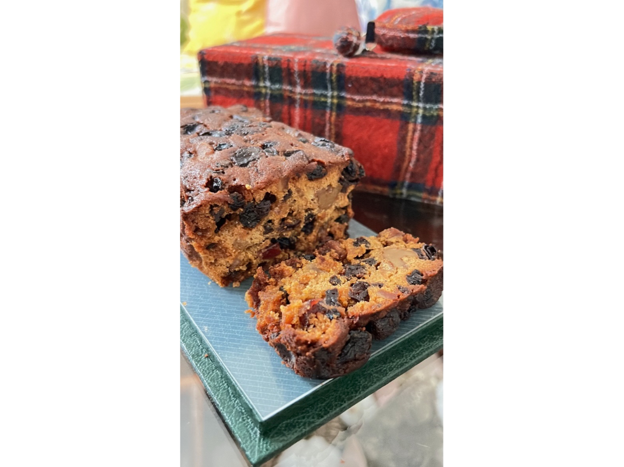 英国伝統の「グランマのドライフルーツケーキ」。家族で過ごすクリスマスに欠かせません。少しずつ切り分けクリスマスを迎えます。