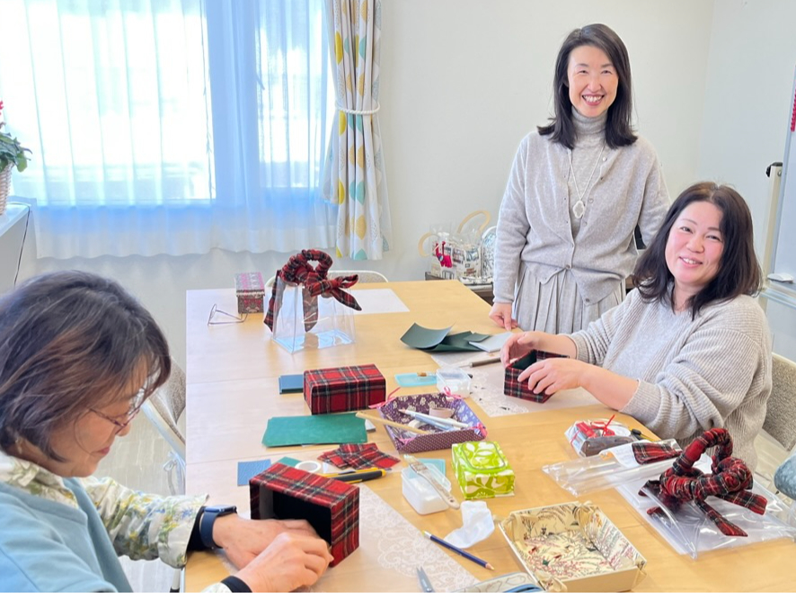 Ñ[NVbviB̎Ō`ɂȂyɏΊ炪ӂ܂BAbgz[ȋԂŃbNXĂĂ߂܂B