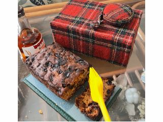 じっくり焼き上げたら洋酒を染み込ませ、カットして食べるたびにも洋酒を塗るフィーディングを繰り返しながら、食べるごとに深まる味わいを体験できます。