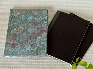A5ノートカバー。16cm×21cm×2cm。イタリア伝統のマーブルプリント(緑)を使っています。A5ノートが2冊入ります。