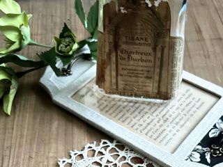 オリジナルデザインのトレー×アンティーク小瓶のディスプレイ