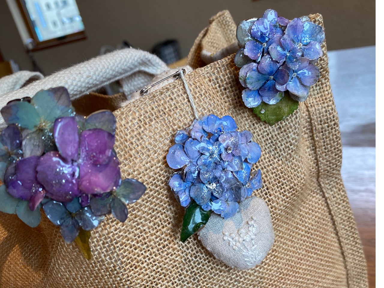 ブローチやバッグに付けてもおしゃれ