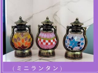小さなLEDのミニランタンにモザイクガラスをつけます