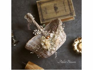 自然素材のバスケットの外側にお花やリボンをアレンジしていきます♪ 季節によりアレンジに使用する花材は変わります♪(過去作品より)