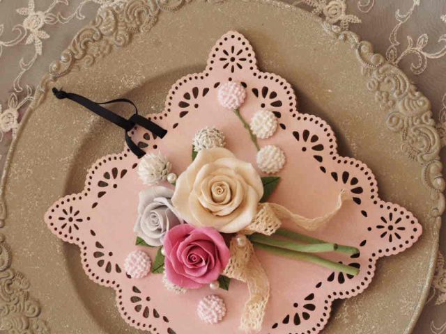 粘土で、薔薇とシロツメクサをお作り頂きます