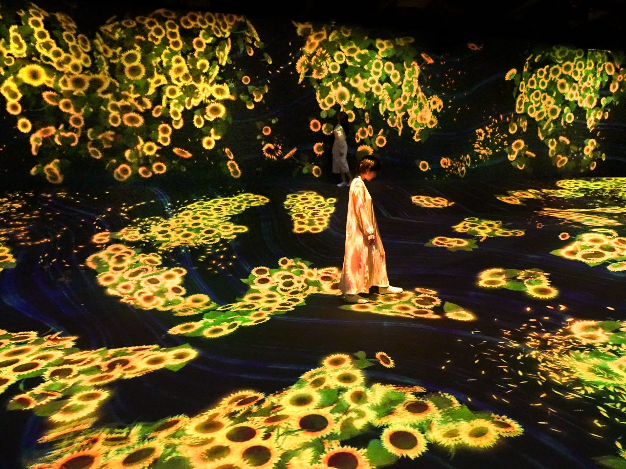 *運動の森* うごめく谷の、花と共に生きる生き物たち