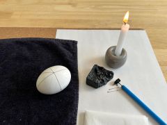 模様を描くのに必要な道具は、キストカという特殊なペン、蜜蝋、キャンドルです。